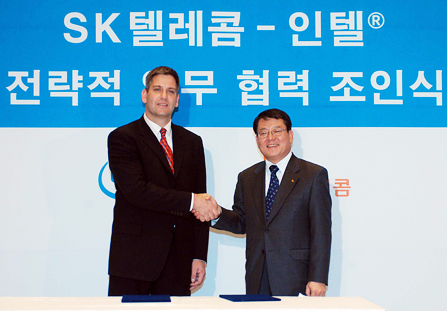 Bang Hyung Lee (on right), vice-president of SK Telecom, and Don Macdonald, vice-president of Intel are shown shaking hands after signing the MOU (SK Telecom and Intel Korea have signed an MOU for providing SK Telecom Internet content services to Intel Viiv Technology.